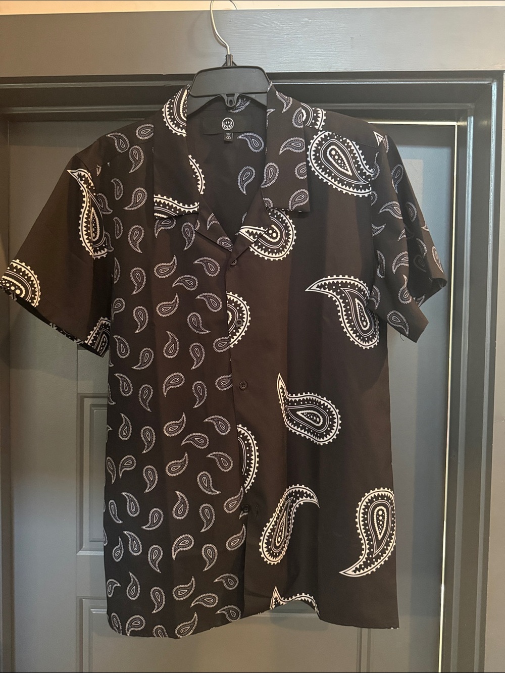 Forever 21 Black Short-Sleeve Paisley Button-Up Shirt